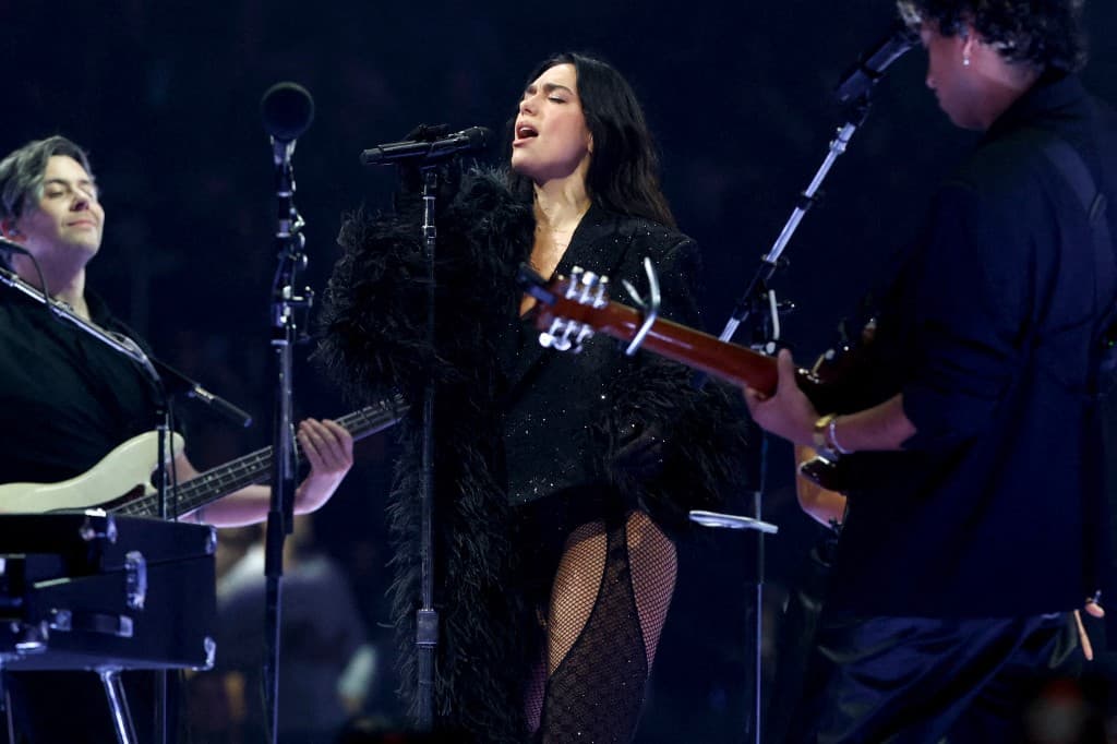 Dua Lipa sorprende en México al cantar «Amor Prohibido» en homenaje a Selena