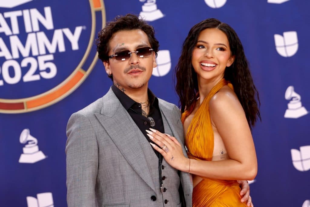 Nodal deja fuera de sus agradecimientos a Ángela Aguilar en los Grammy y las redes arden