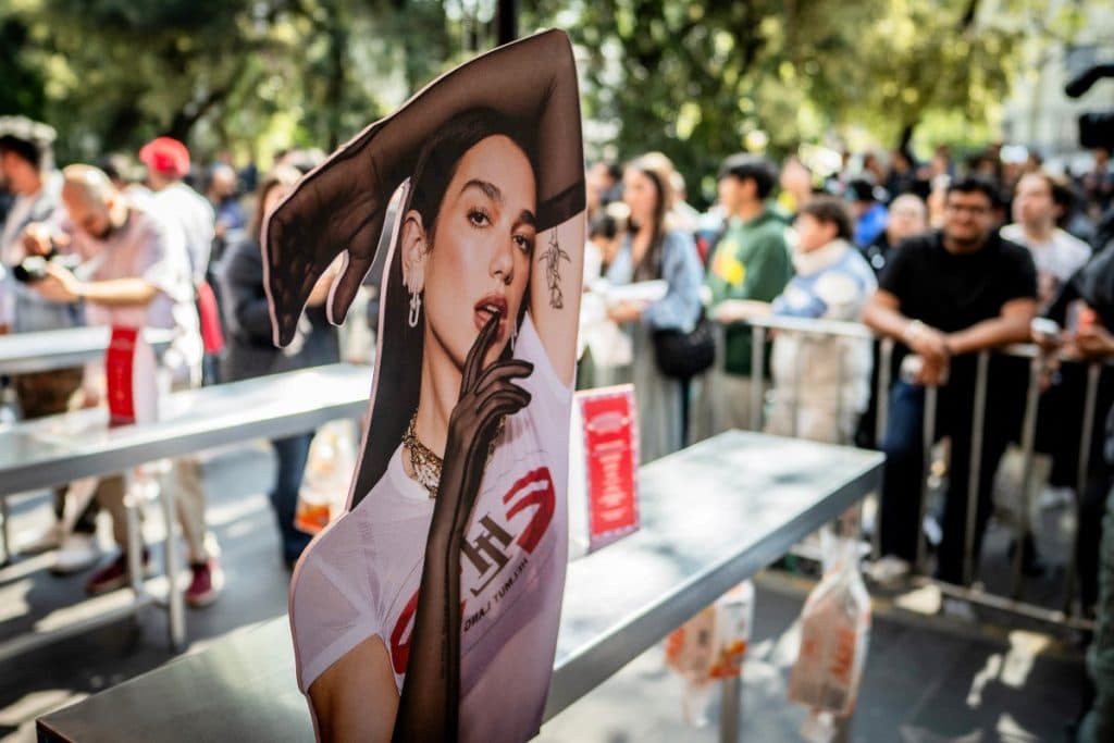 Taquería mexicana rinde honor a Dua Lipa y la cantante sorprende con “Bésame mucho”