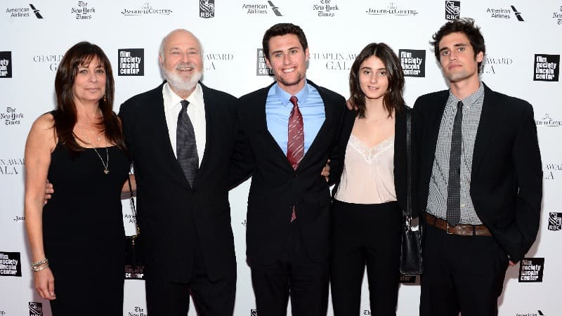 Hijo del cineasta Rob Reiner detenido bajo sospecha de matar a su padre y a su madre