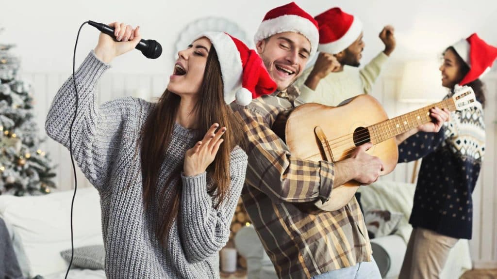 Top 10 de canciones para tu noche de karaoke navideña