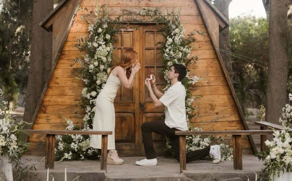 Influencer Victoria Dallier se compromete con su novio Fede Eyherabide