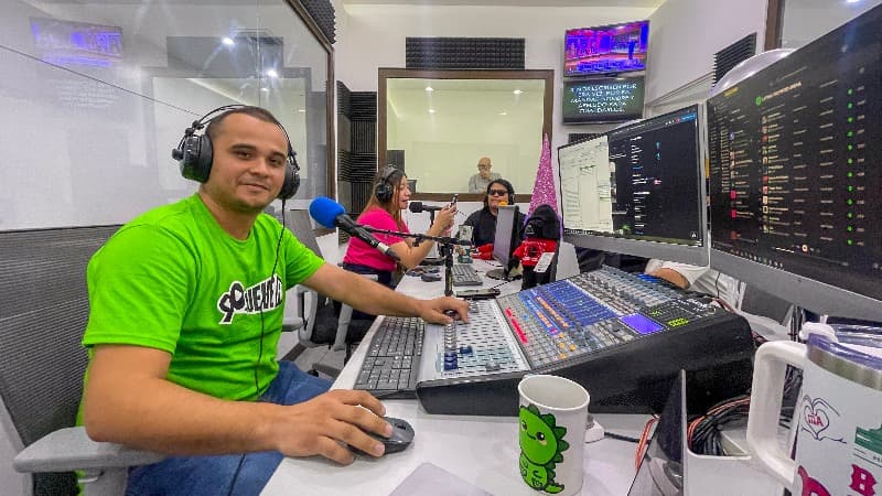 Nace la 90.Nueve FM, la nueva radio salvadoreña que trae «El Flow que te mueve»