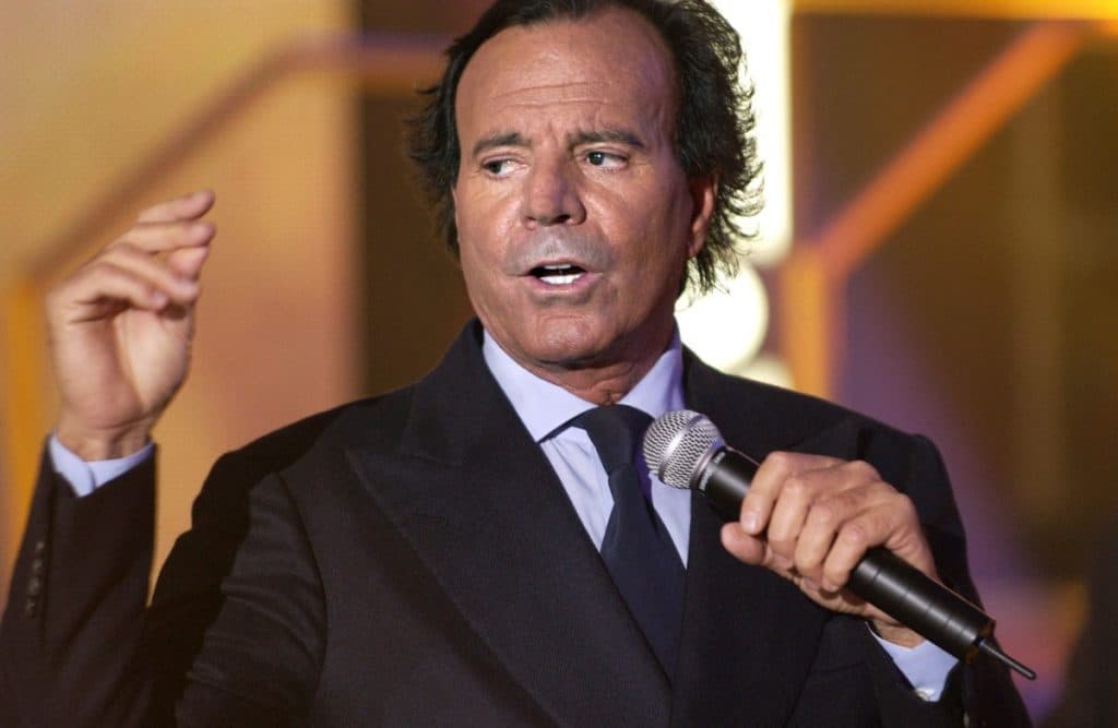 Julio Iglesias, una imagen de «latin lover» empañada en la vejez por graves acusaciones
