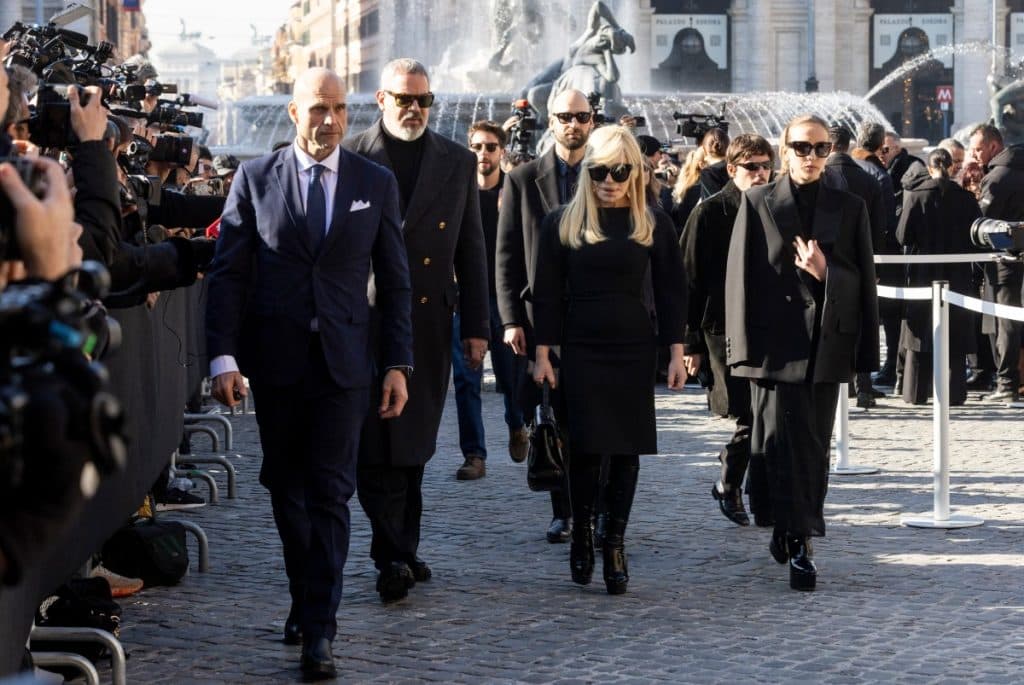 Celebridades de todo el mundo asisten al funeral de Valentino en Roma