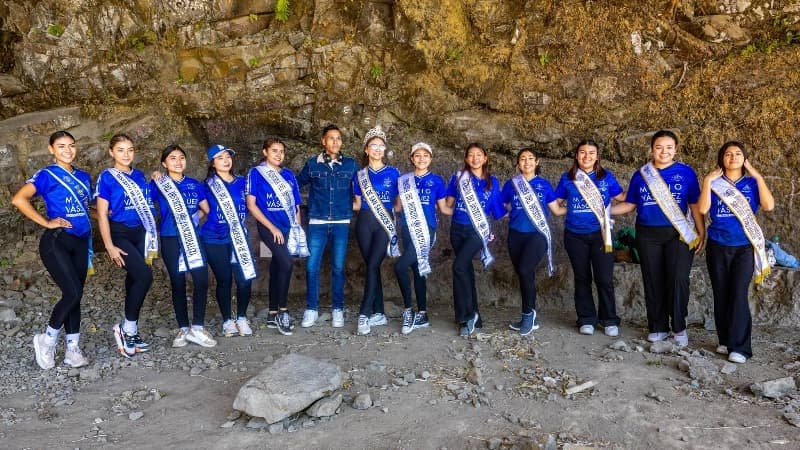 Señoritas compiten por ser la soberana del «Reinado de Reinas» de San Salvador Sur
