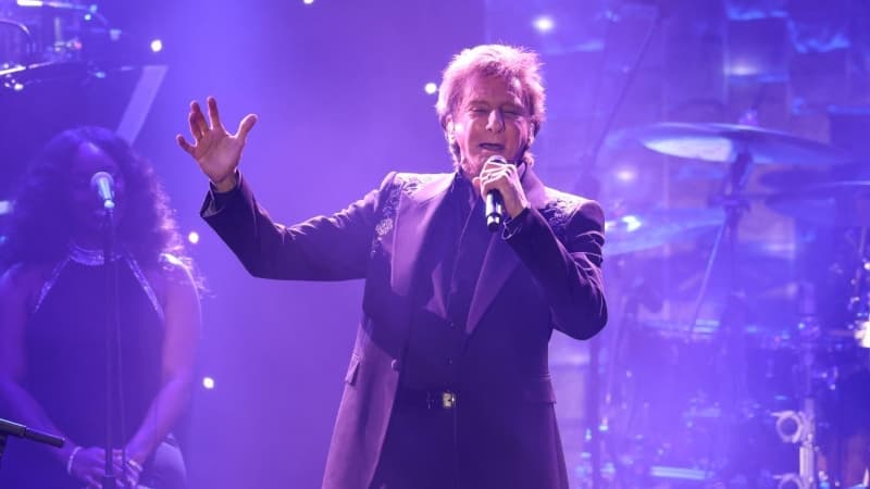 El cantante Barry Manilow pospone su residencia en Las Vegas para tratamiento por cáncer