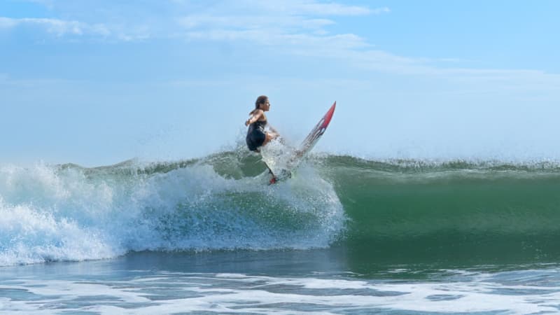 Dorothy Moody, la joven surfista que conquista las olas salvadoreñas