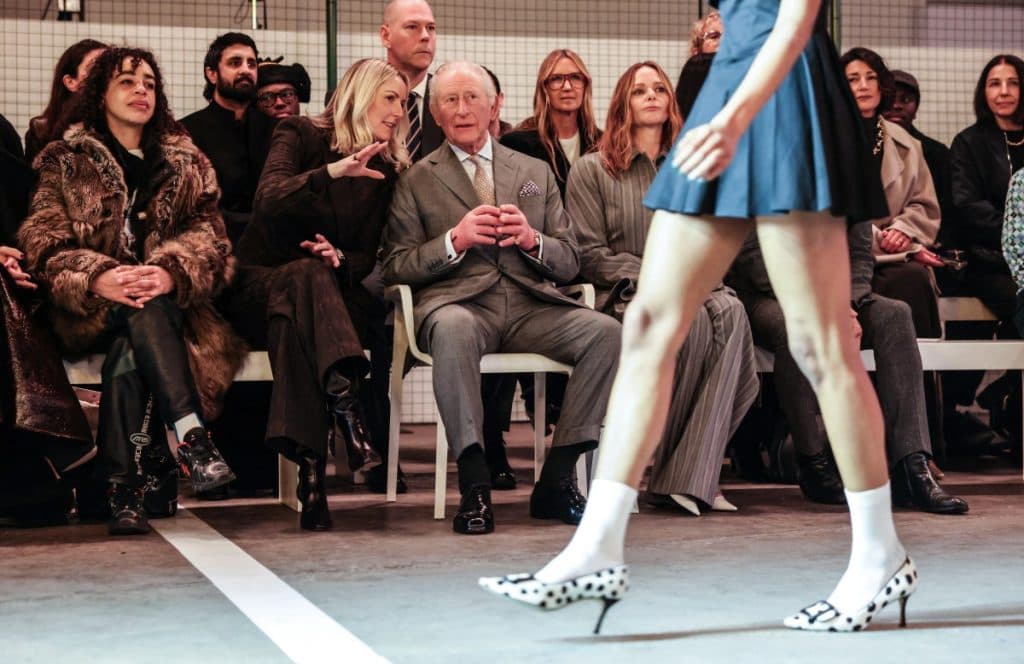 Carlos III inaugura la Semana de la Moda de Londres, en plena tormenta para la familia real