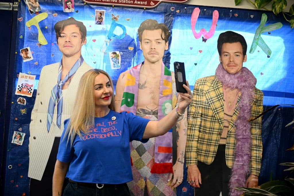 Los fans de Harry Styles se agolpan en el pueblo donde creció su ídolo