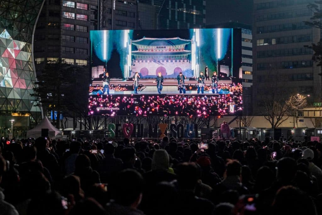 Los reyes del k-pop BTS arrasan en Seúl en su concierto de regreso