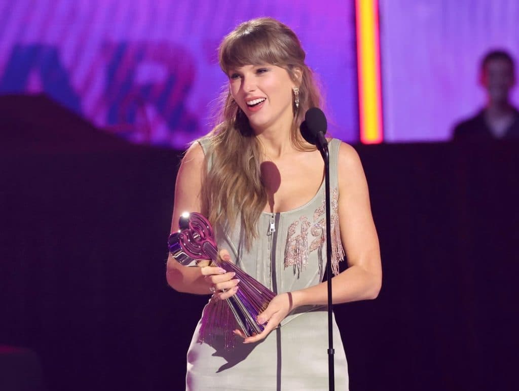 Taylor Swift sorprende con romántica declaración a su prometido Travis Kelse en los i Heart Awards 2026