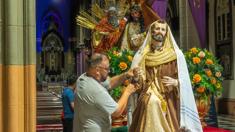 Así se elaboran las andas procesionales para Semana Santa en la iglesia El Calvario