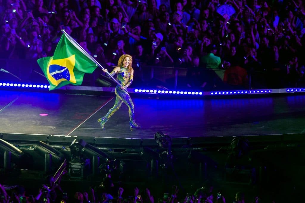 Shakira deleitó a una multitud en su concierto en la playa de Rio