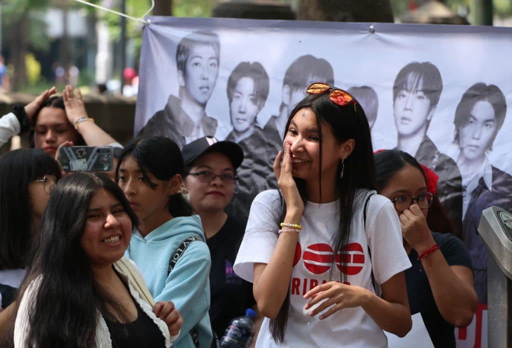 BTS llegan a México con su gira mundial y sus fans se reúnen en el Zócalo