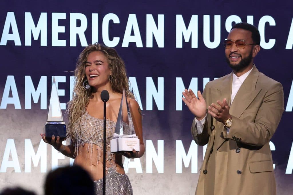 Karol G arrasa en los premios American Music Awards 2026