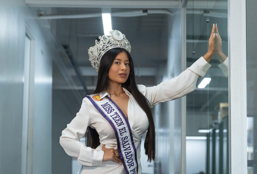 La salvadoreña Adriana Castaneda busca el titulo de Miss Petite International