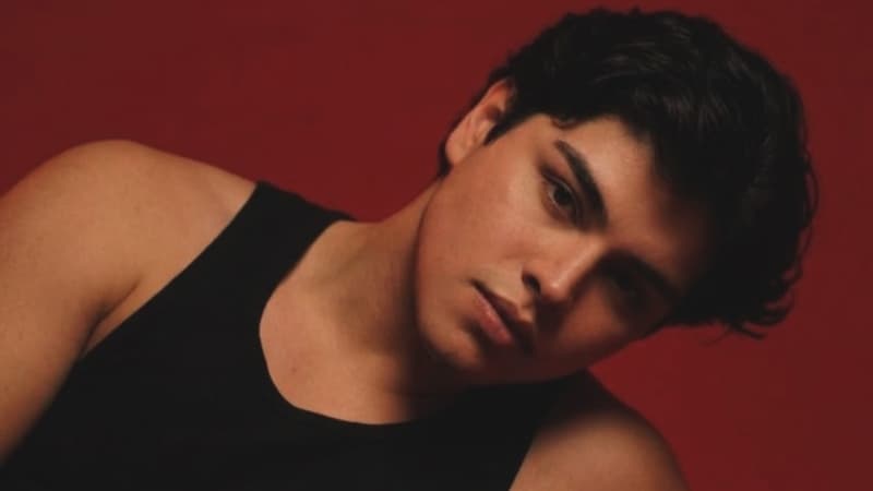El cantante salvadoreño Marshall Zúniga estrena el tema «Red Lights»