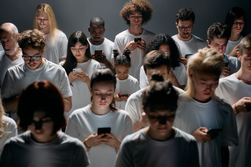 ¿La tecnología nos une o nos aísla de los demás?
