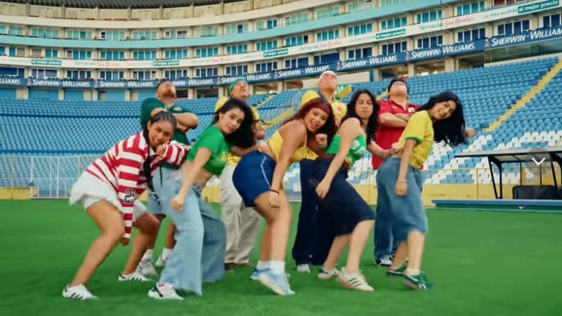 Bailarines salvadoreños recrear coreografía de «Dai Dai» en el estadio Cuscatlán