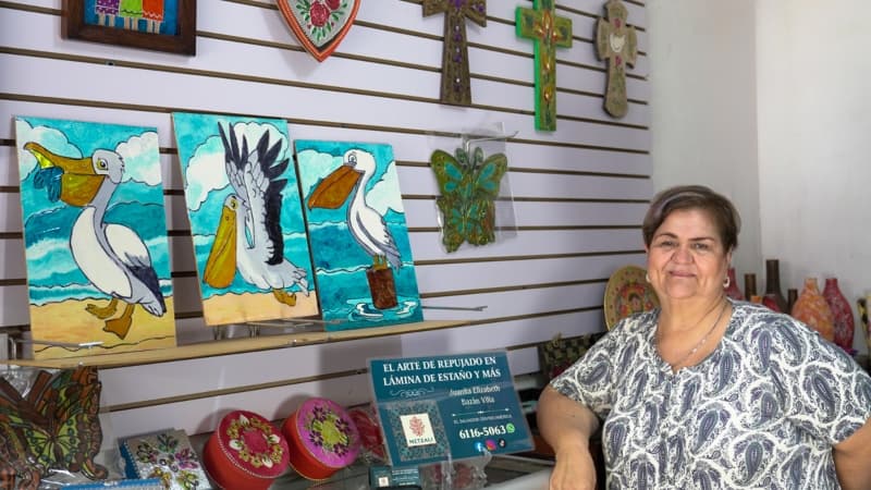Ella es Juana Bazán, la salvadoreña que encontró en el arte del repujado una nueva forma de vivir