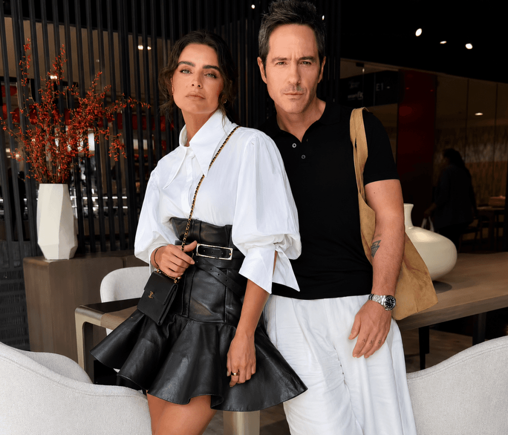 Aislinn Derbez y Mauricio Ochmann fueron sorprendidos viajando juntos