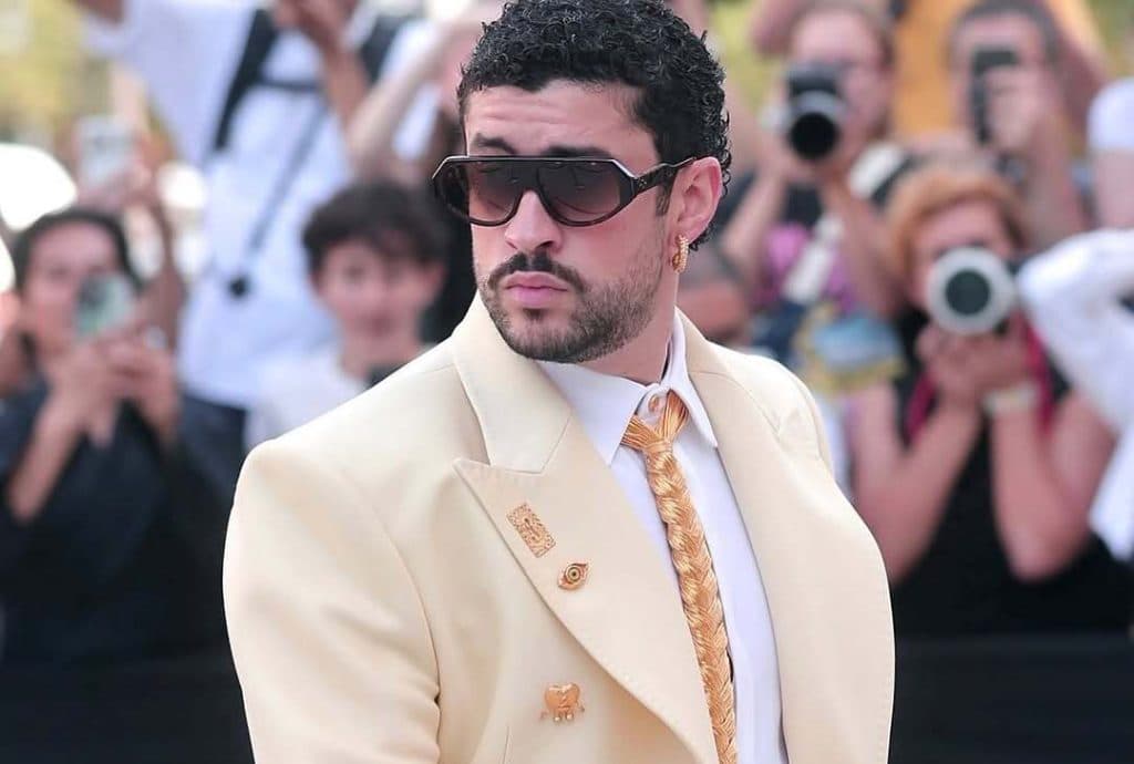 Bad Bunny deslumbra en la Semana de la Alta Costura de París con un llamativo look de Schiaparelli