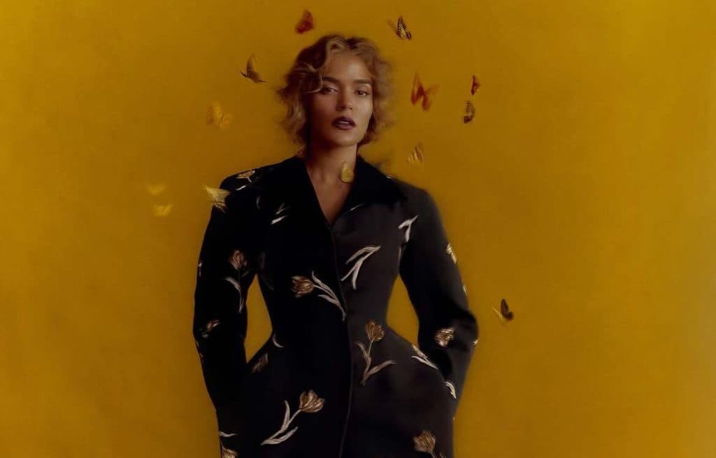 Karol G conquista con impactantes imágenes la portada de revista Elle