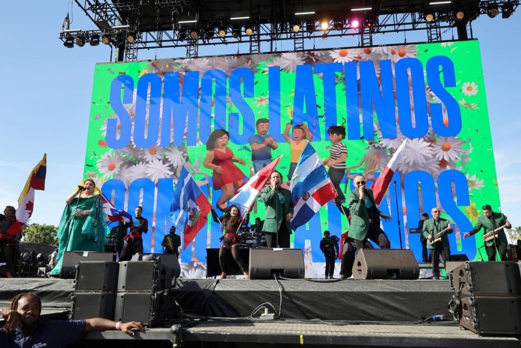 ¿Te gradúas? Los Hermanos Flores podrían cantar gratis en tu fiesta: sigue estos pasos