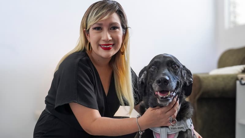 La psicóloga Carla Galdámez señala que las mascotas ayudan a combatir la soledad y el estrés