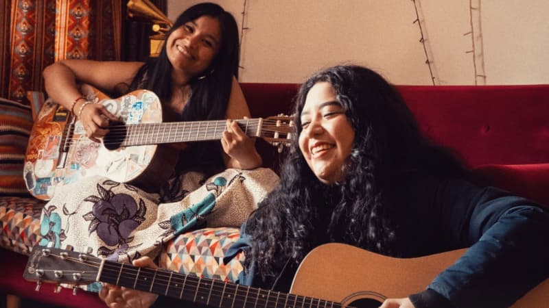 La salvadoreña Carol Hills junto a la colombiana Nati Bernal lanzan la melodía «Mi mejor Grammy»