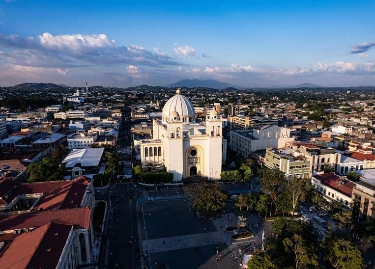 La nostalgia de ser salvadoreño lejos del país en el mes patrio
