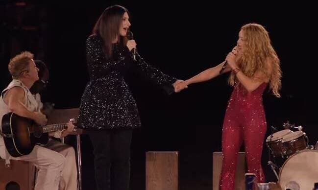 ¡Histórico! Shakira y Laura Pausini comparten escenario y cantan juntas «Antología»