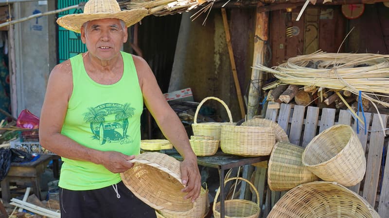 Adolfo Gómez lleva cinco décadas elaborando canastos de bambú en San Bartolomé Perulapía