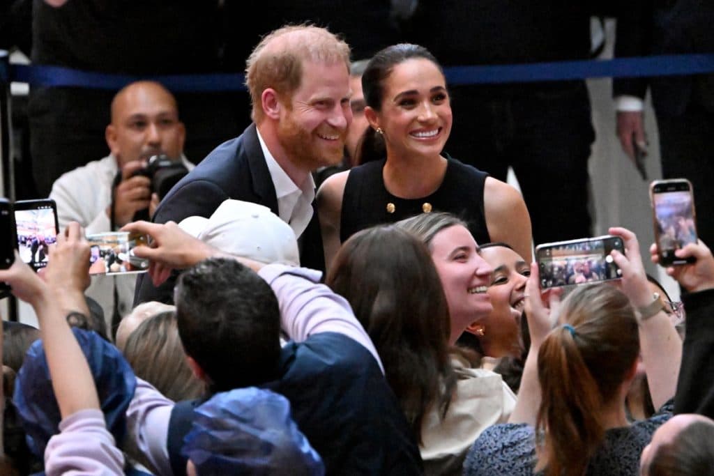 Enrique y Meghan hacen su primera aparición pública juntos en Reino Unido