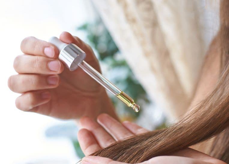 4 formas de sacarle provecho a tu aceite capilar y hacer brillar tu cabello