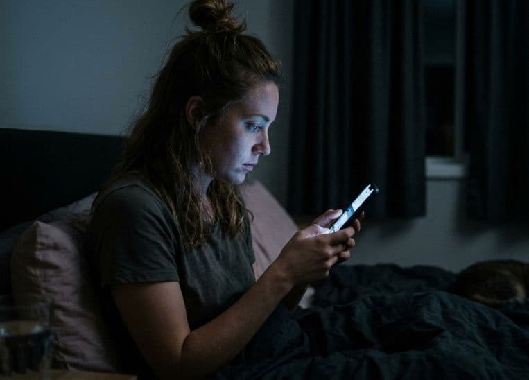 ¿Por qué desconectarse del celular es un acto de salud mental?