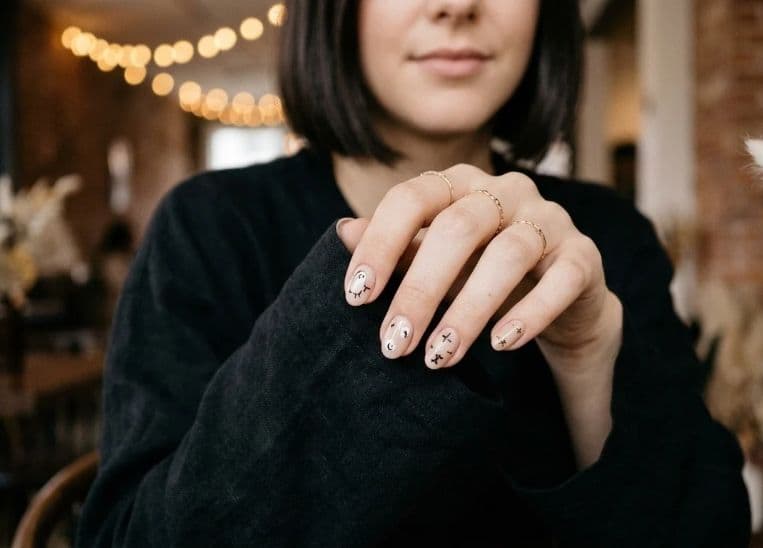 Uñas terroríficas la tendencia minimalista que domina este Halloween