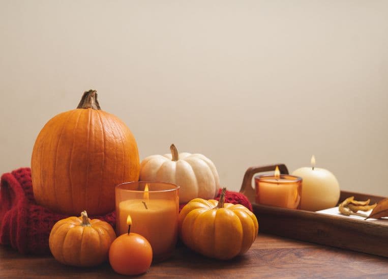 Las velas que debes encender en octubre para que tu casa huela a otoño