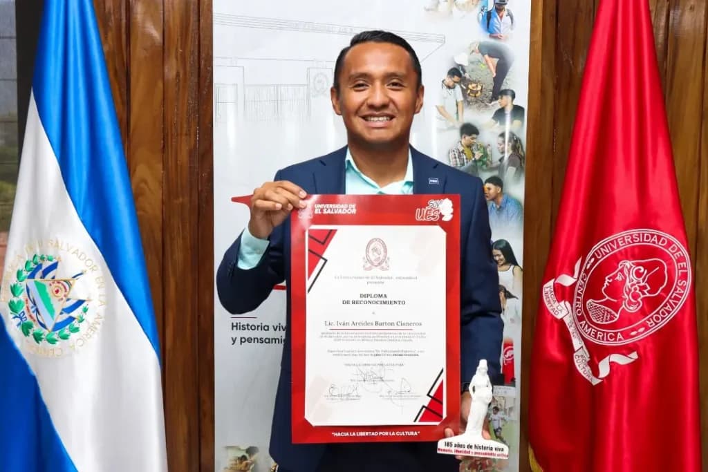 Iván Barton recibe reconocimiento de la UES tras hacer historia en el Mundial 2026