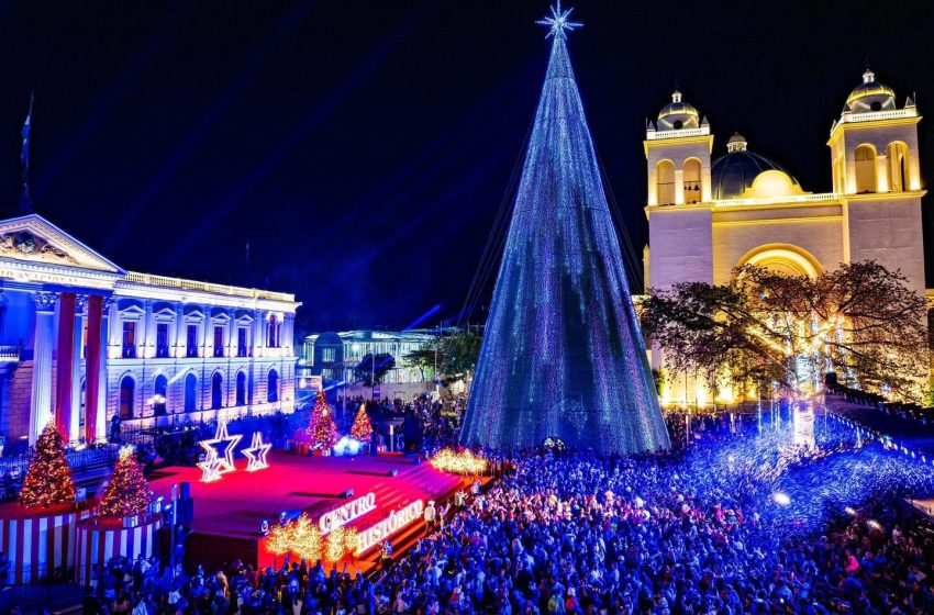  ¡Una noche mágica!: Así se vivió la inauguración de la Villa Navideña en El Centro Histórico