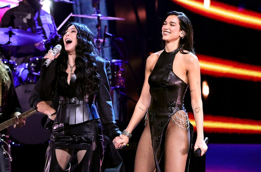  Cher y Dua Lipa sorprenden juntas en el escenario