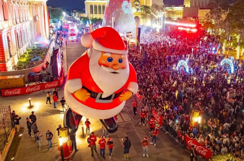  Colores y Fantasía: Así se vivió el desfile navideño de globos gigantes en el Centro Histórico