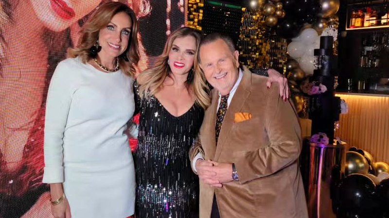 Lili Estefan y Raúl de Molina junto a Lucía Méndez.