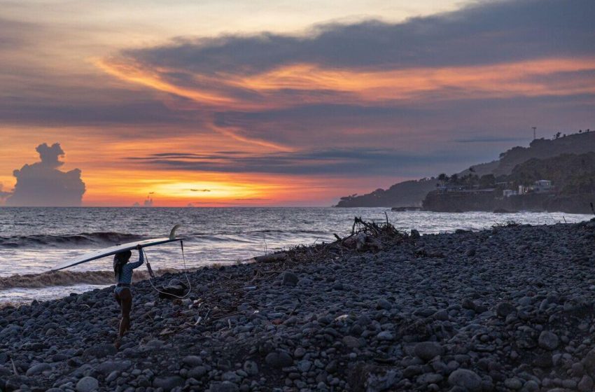  Surfistas del Longboard mundial compiten en las olas de playa El Sunzal