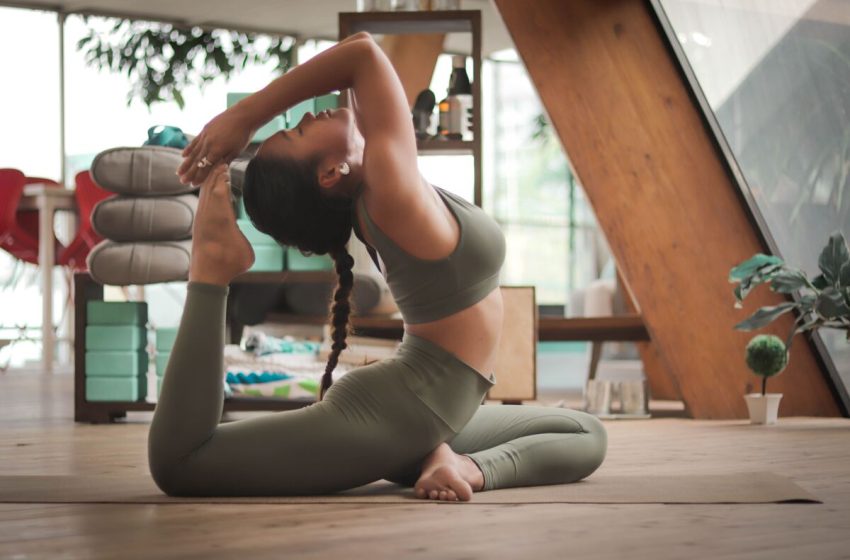  Yoga Somático: la práctica que calma el estrés y desintoxica tu cuerpo de cortisol