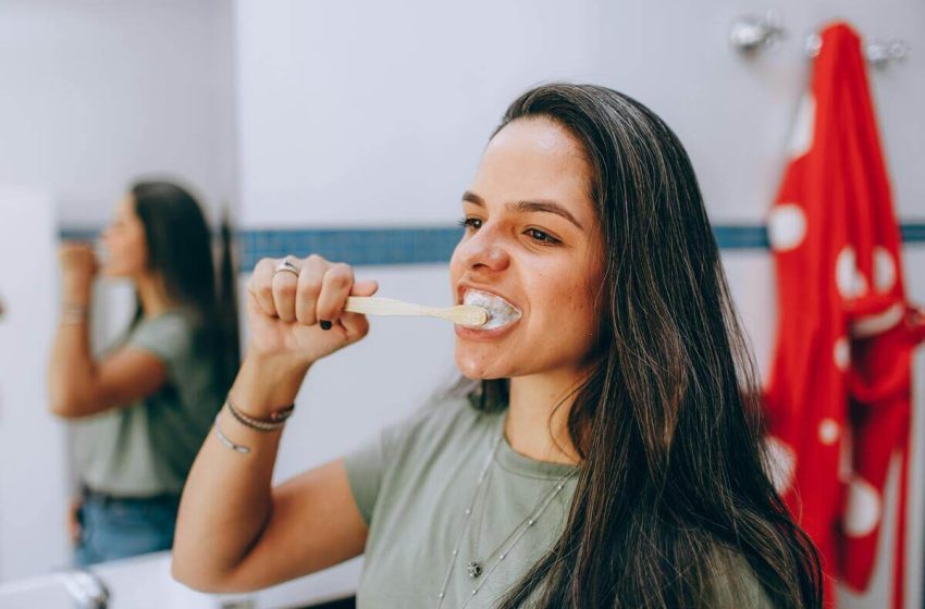  ¿Con qué frecuencia debo cambiar mi cepillo de dientes y por qué no debo guardarlo en el baño?