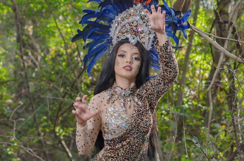  Salvadoreña rinde homenaje al jaguar con traje de fantasía en Mesoamérica International