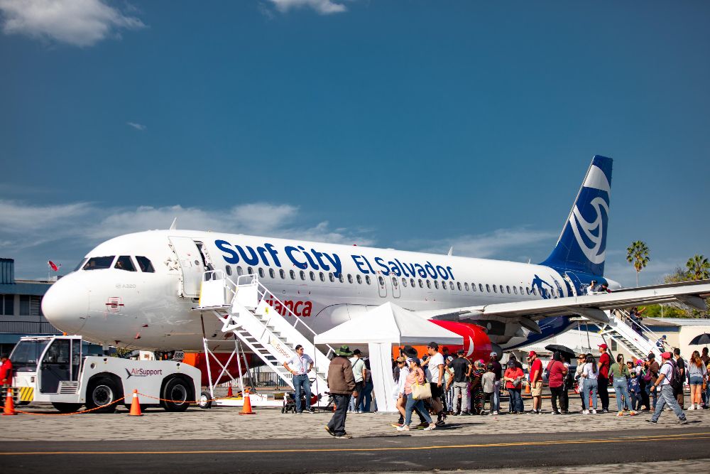 Una de las atracciones favoritas de los salvadoreños es subir al avión Surf City El Salvador. 