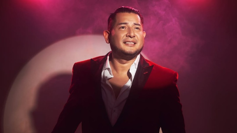 El tenor salvadoreño lanza su nuevo tema "Llévame", una canción que celebra el amor